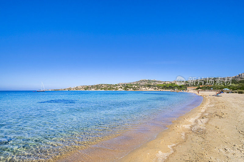 美丽的Cala Garibaldi海滩，在卡普里拉岛-撒丁岛